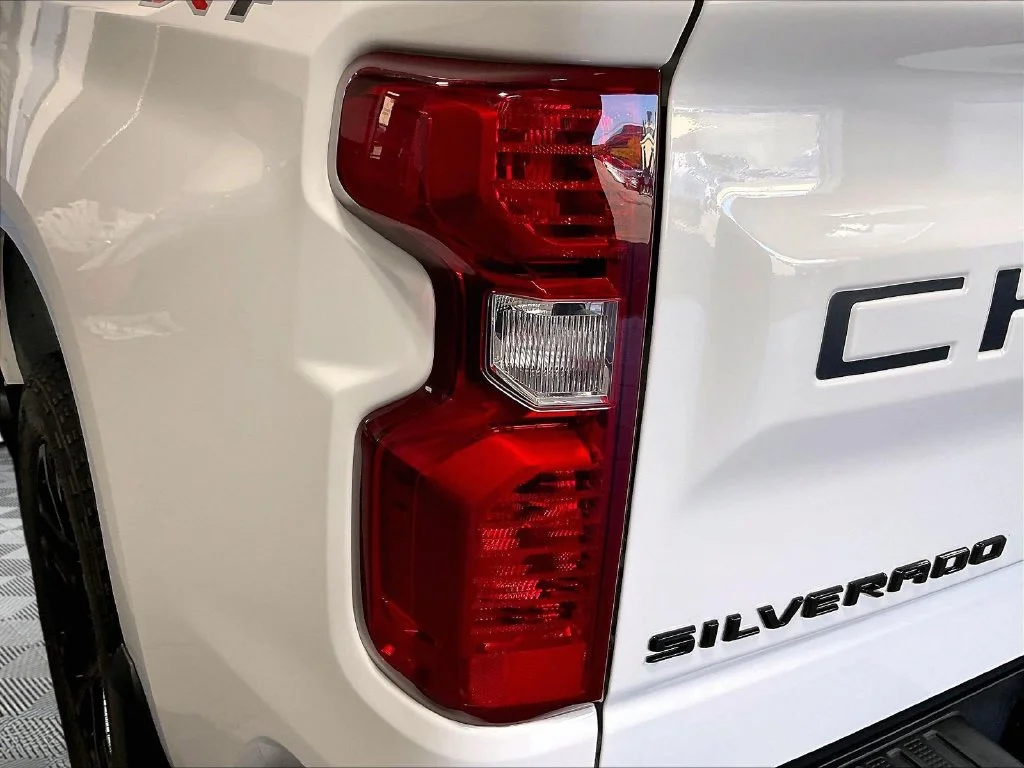 Used 2023 White Chevrolet Custom image 33