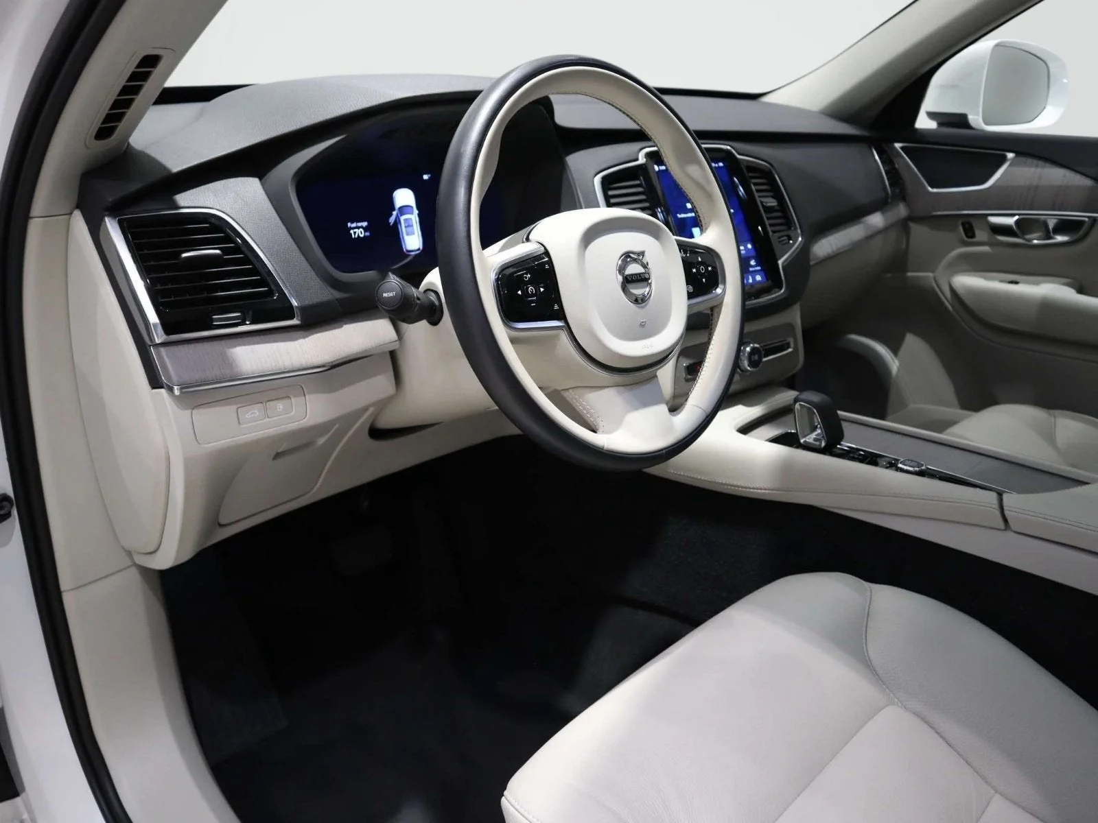 Used 2025 White Volvo Plus image 18