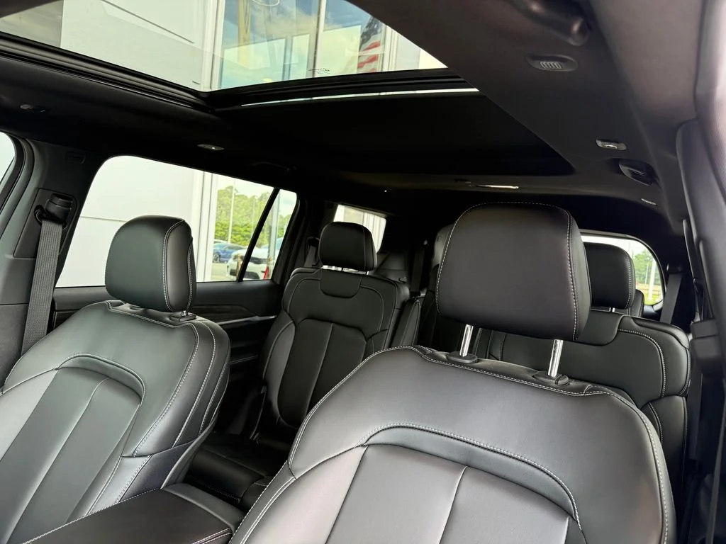 New 2026 Bright White Clear-Coat Exterior Paint Jeep Limited image 20