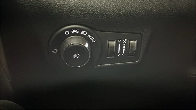New 2026 Bright White Clearcoat Jeep Latitude image 38