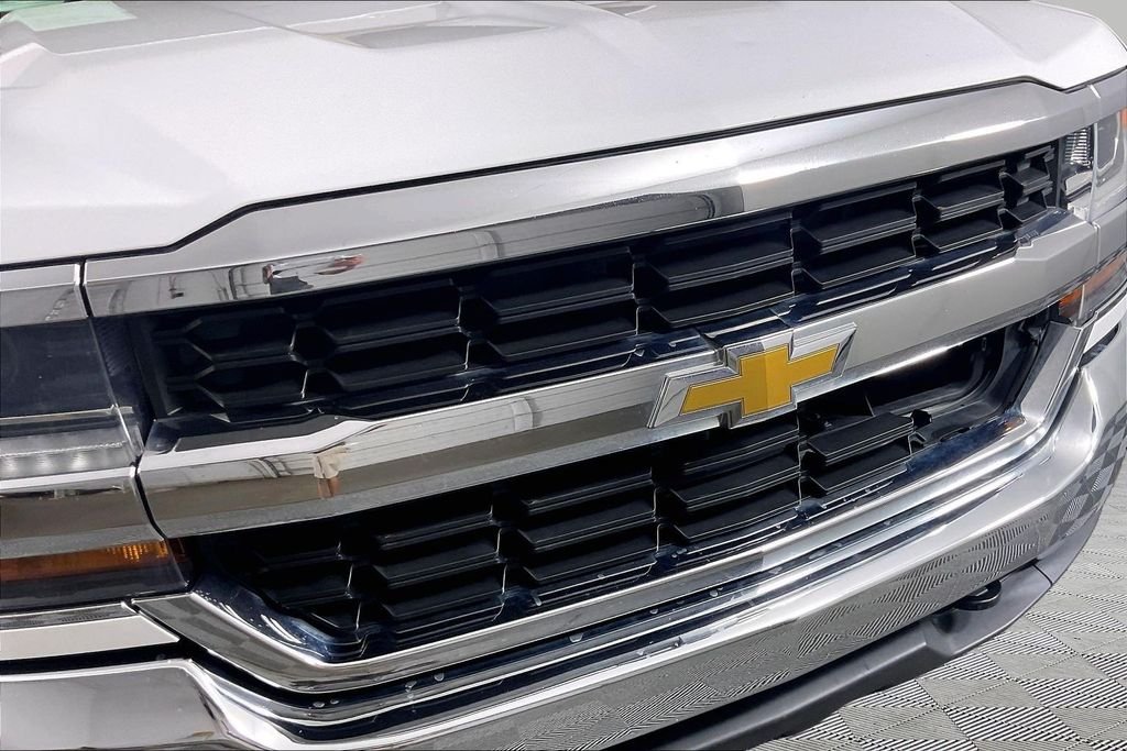 Used 2019 White Chevrolet LT image 28
