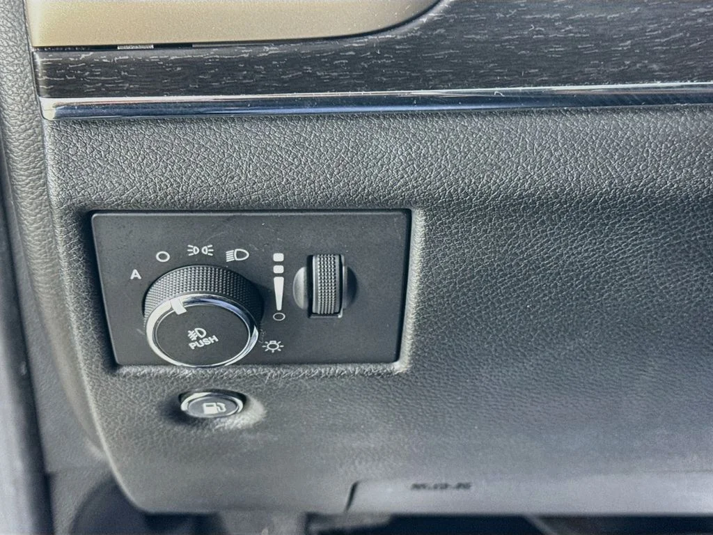 Used 2014 Bright White Clearcoat Jeep Limited image 11