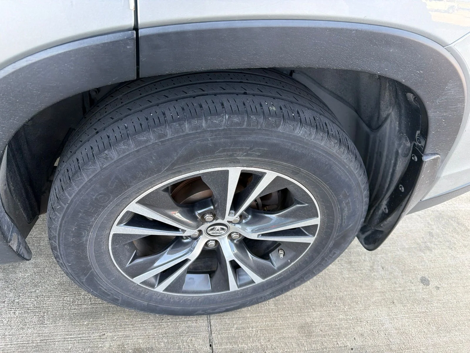 Used 2018 Silver Toyota LE image 9