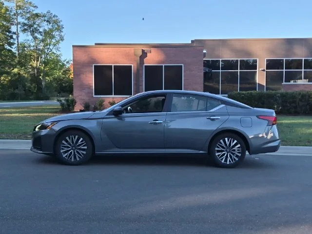 Used 2025 Gray Nissan 2.5 SV image 2