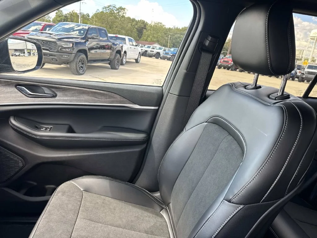 New 2027 Gray Jeep Laredo Altitude image 25