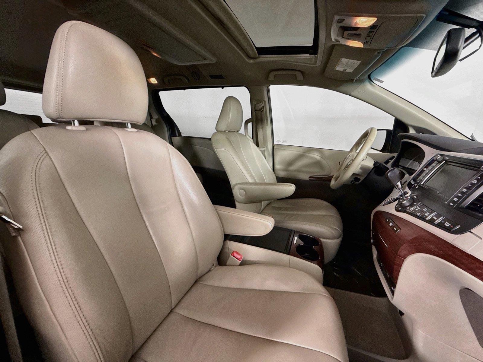 Used 2013 Black Toyota XLE image 43
