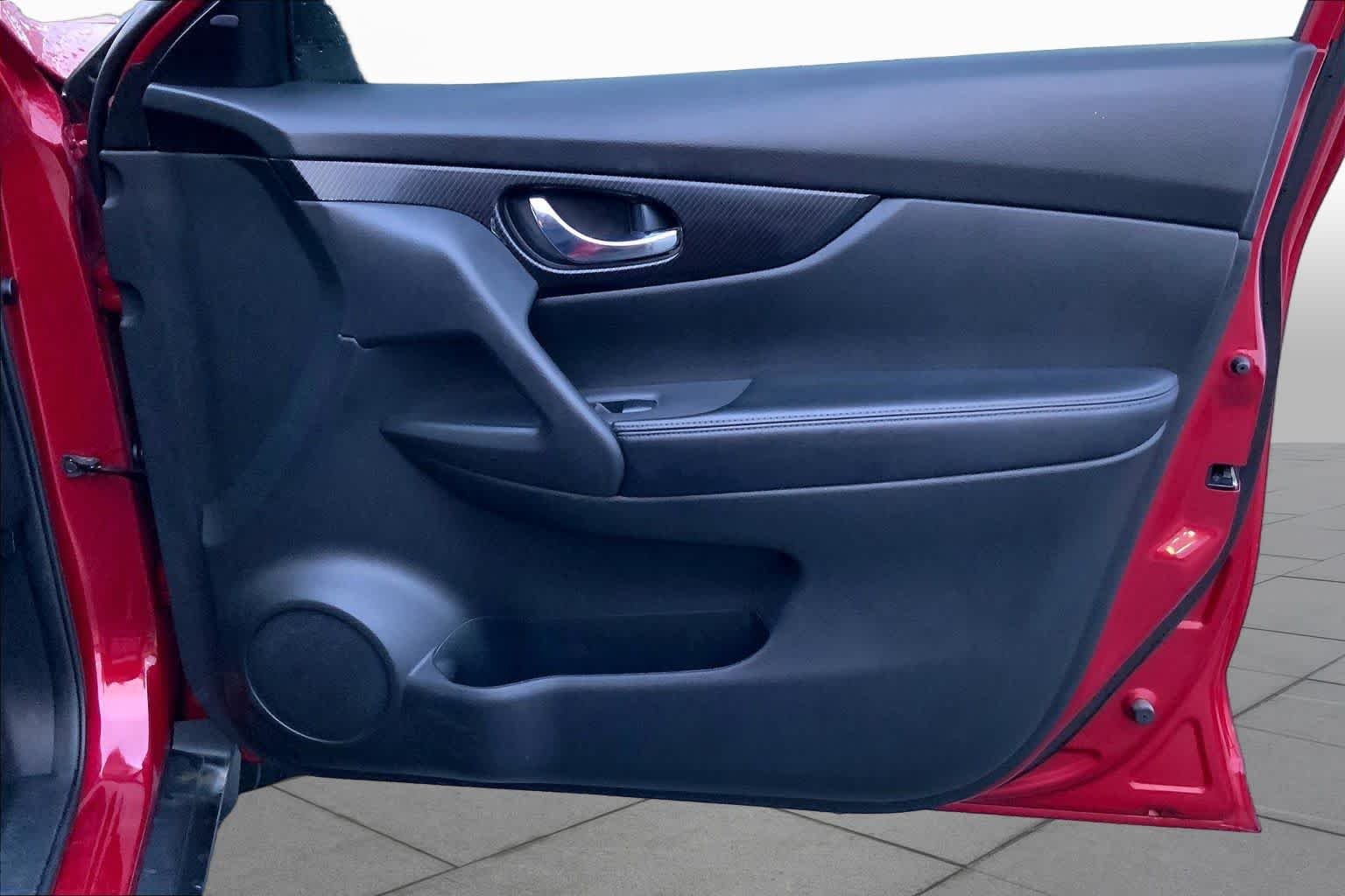Used 2017 Palatial Ruby Nissan SL image 20