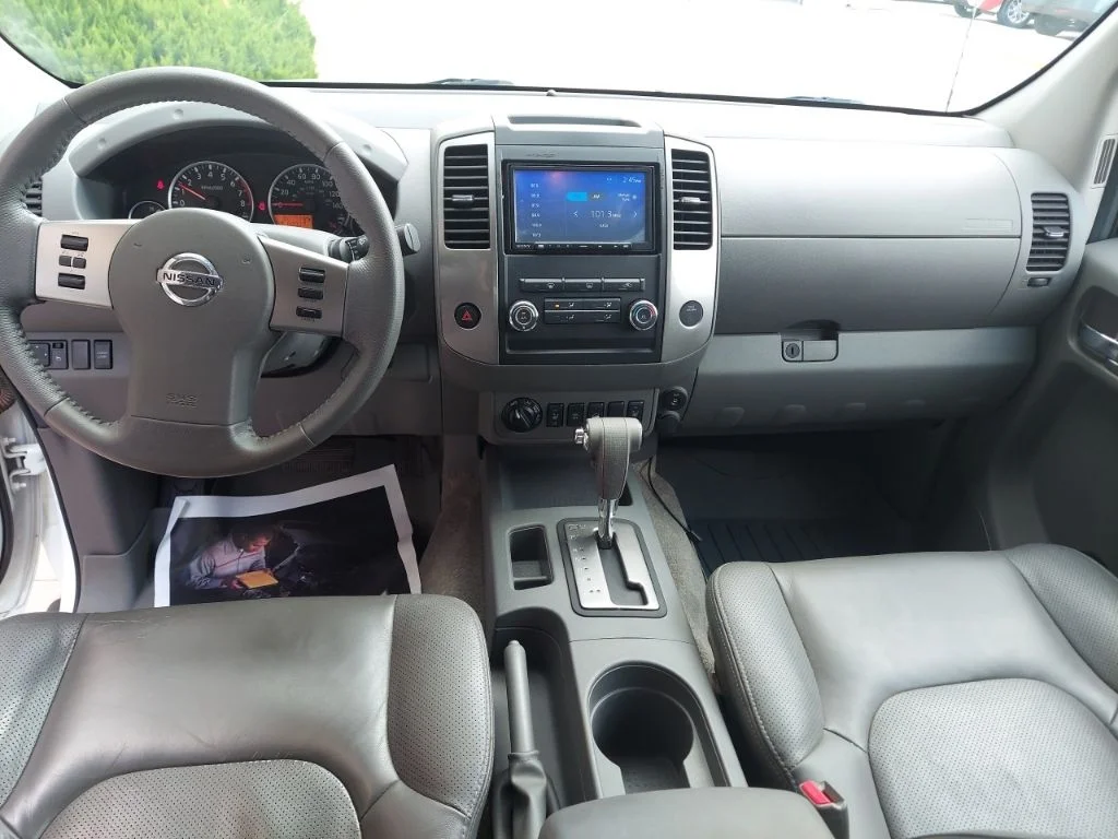 Used 2011 White Nissan SL image 20