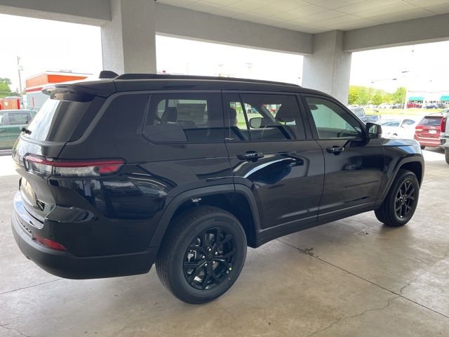 New 2026 Diamond Black Crystal Pearl-Coat Exterior Paint Jeep Altitude image 5