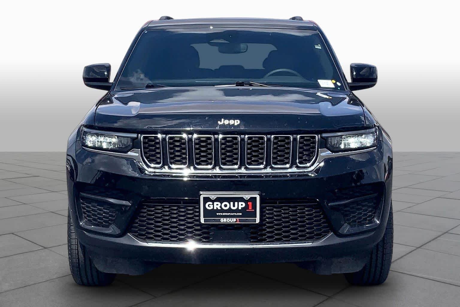 Used 2024 Diamond Black Crystal Pearlcoat Jeep Laredo image 4