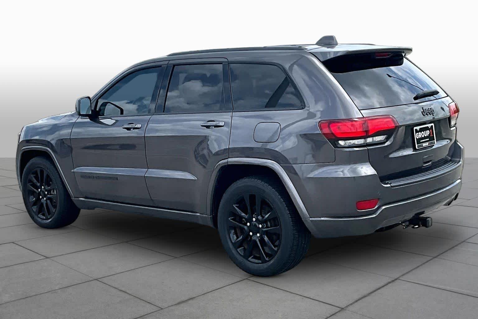Used 2019 Granite Crystal Metallic Clearcoat Jeep Altitude image 12