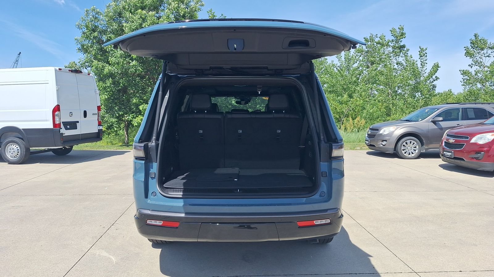 New 2026 Steel Blue Exterior Paint Jeep Limited Reserve image 15