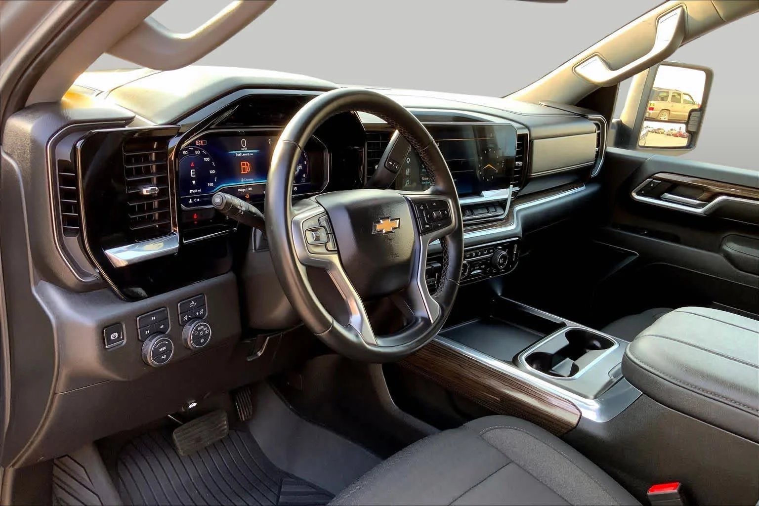 Used 2025 Sterling Gray Metallic Chevrolet LT image 17