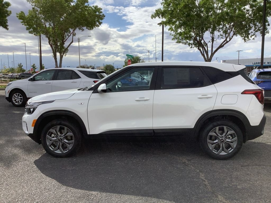 Used 2025 White Kia LX image 28