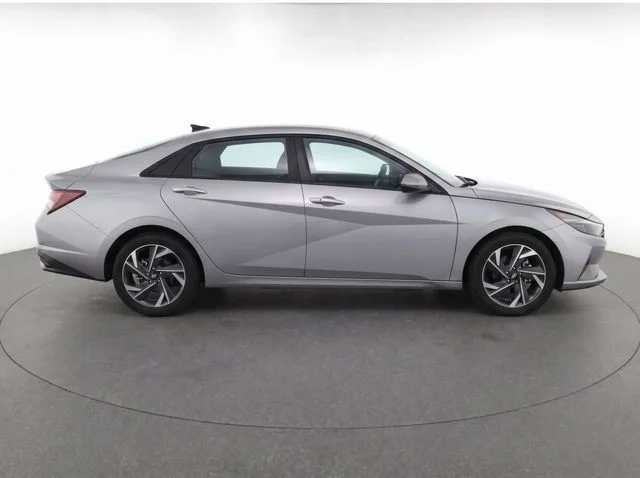 Used 2025 Silver Hyundai SEL Sport image 4