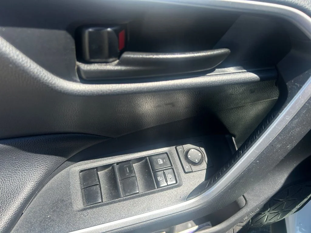 Used 2019 White Toyota LE image 23