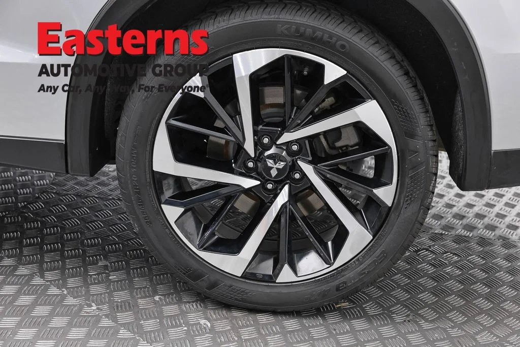 Used 2024 Silver Mitsubishi SE image 34
