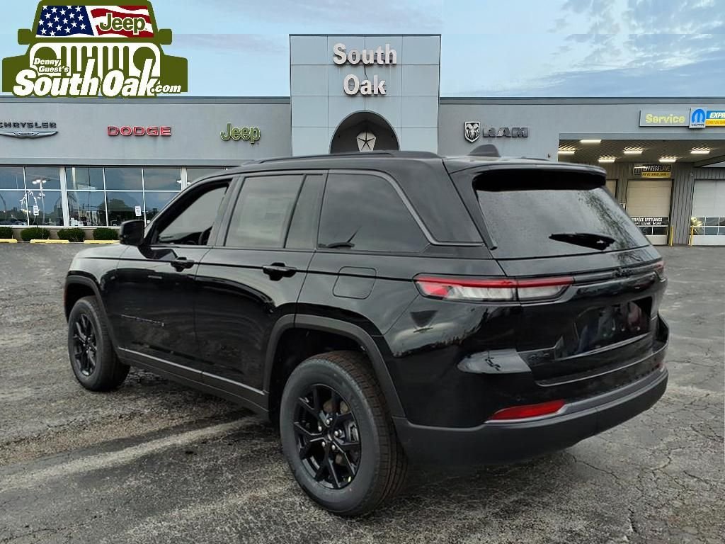 New 2026 Diamond Black Crystal Pearl-Coat Exterior Paint Jeep Laredo Altitude image 3