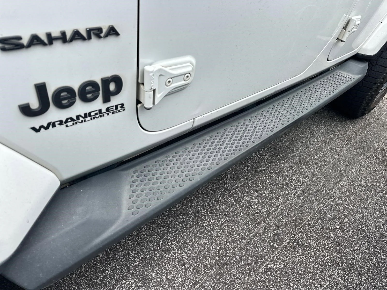 Used 2019 Bright White Clearcoat Jeep Sahara image 19
