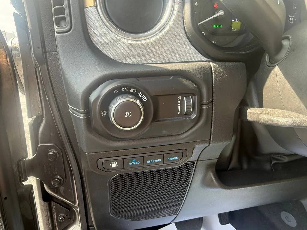 Used 2025 Gray Jeep Sahara 4xe image 18