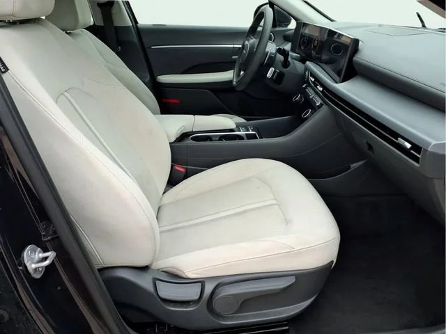 Used 2024  Hyundai SEL image 21