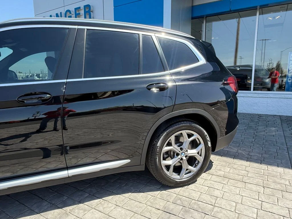 Used 2022 Black BMW sDrive30i image 7