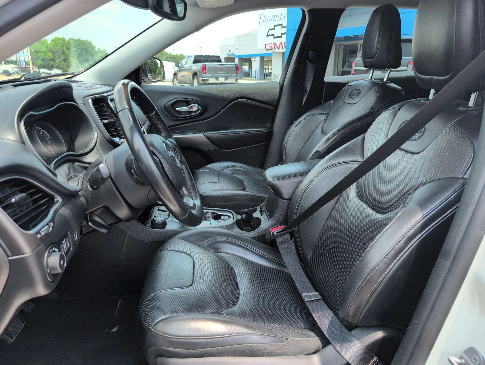 Used 2019 White Jeep Overland image 13