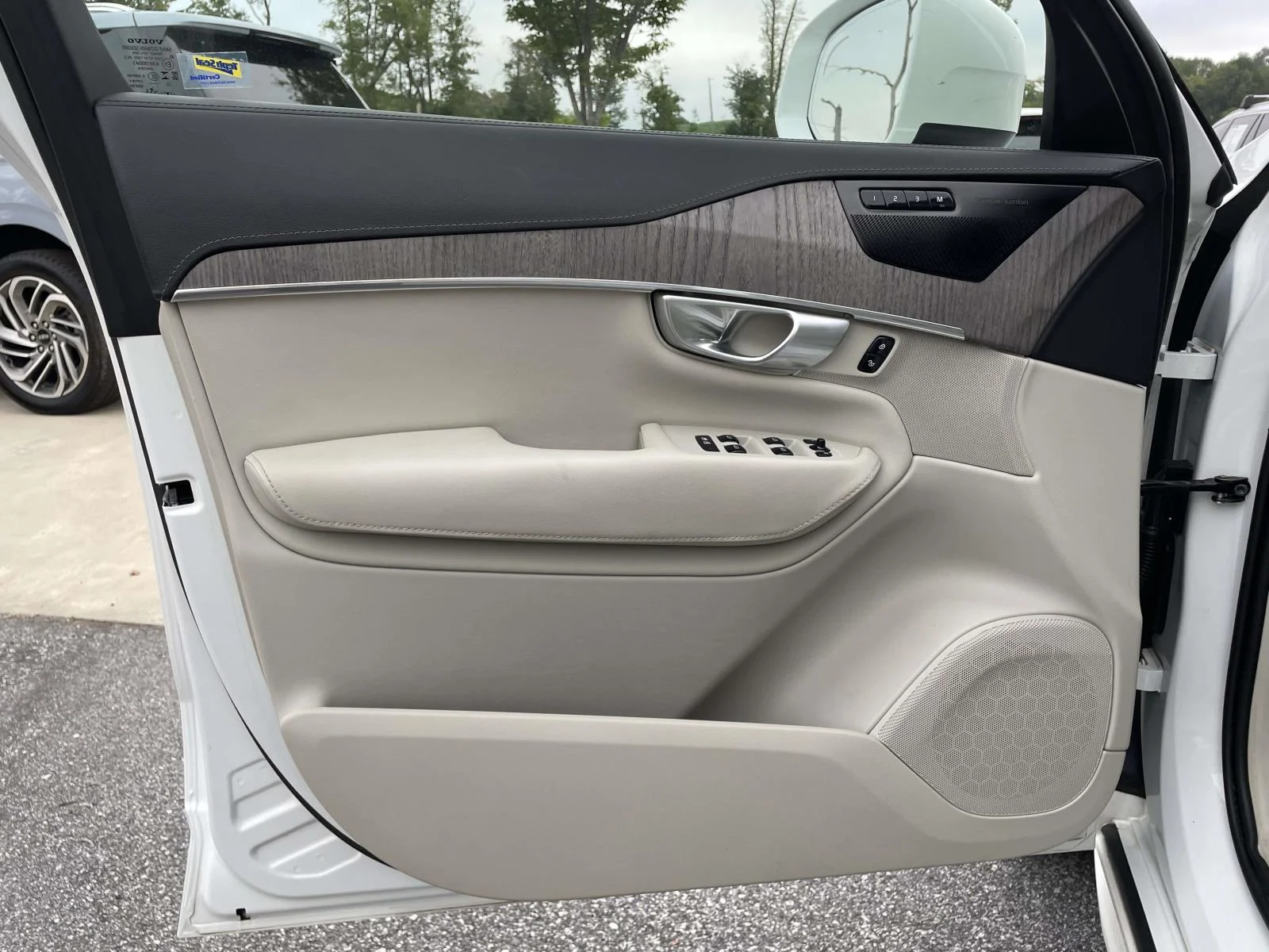 Used 2024 Crystal White Metallic Volvo Ultimate Bright Theme image 5