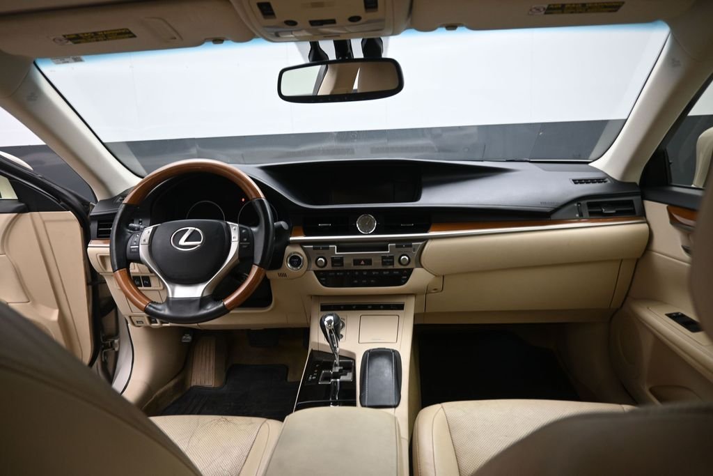 Used 2014 Beige Lexus 300h image 14