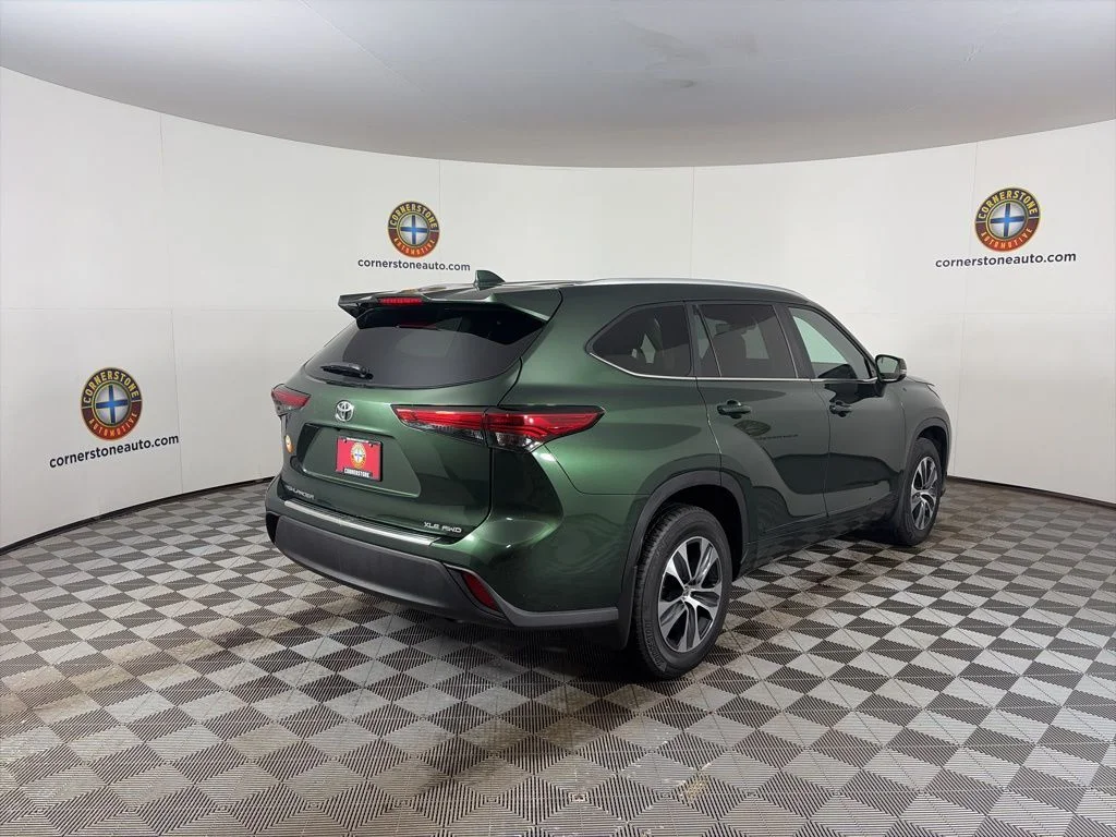 Used 2023  Toyota XLE image 19