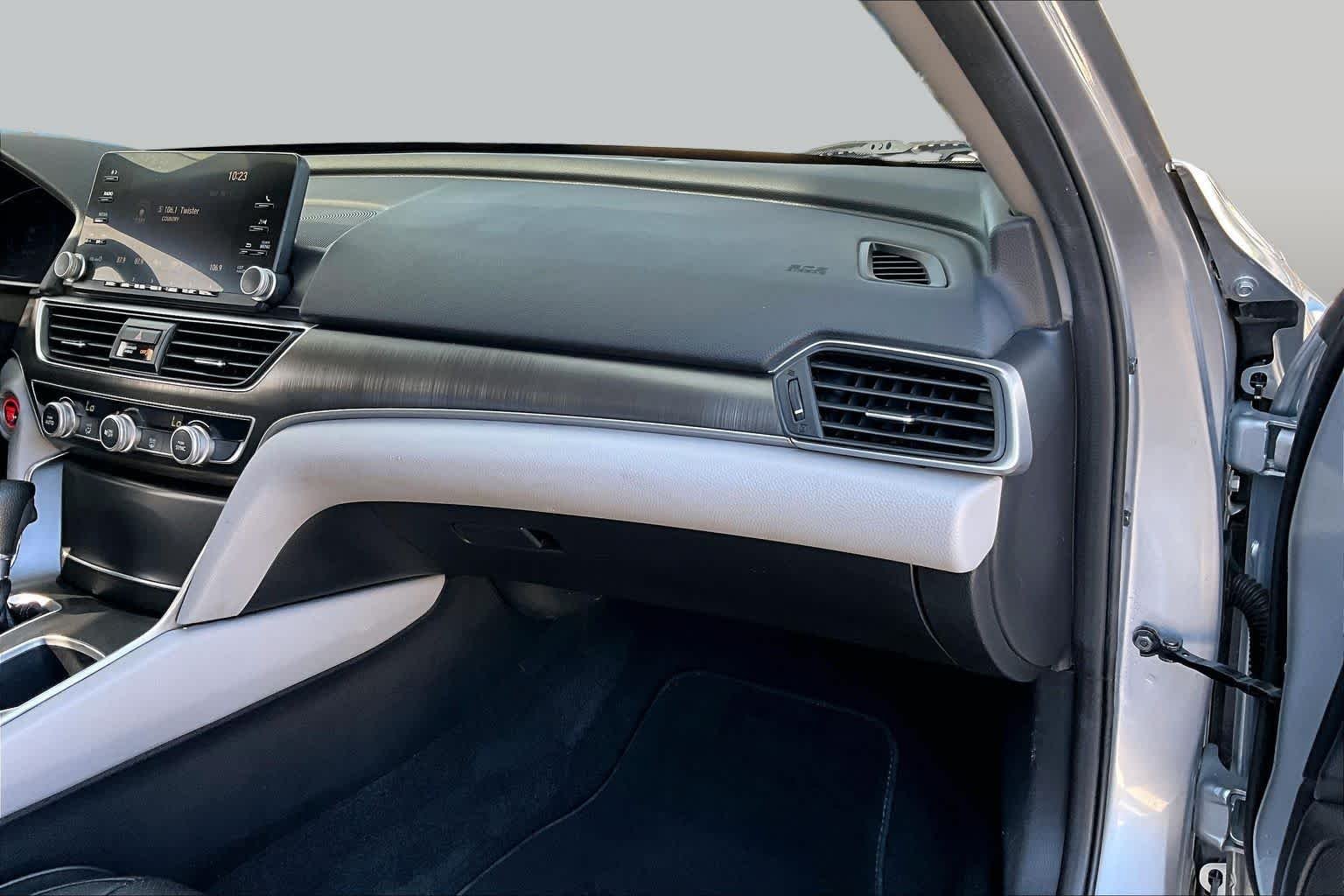 Used 2019 Lunar Silver Metallic Honda LX 1.5T image 18