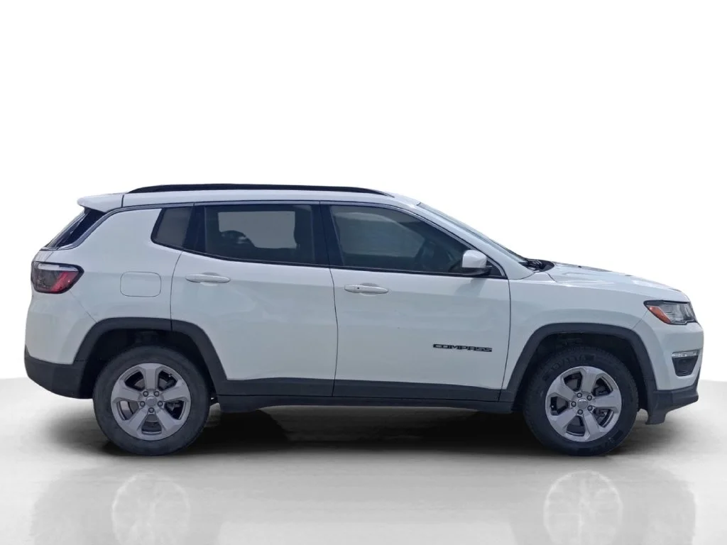 Used 2021 White Jeep Latitude image 4