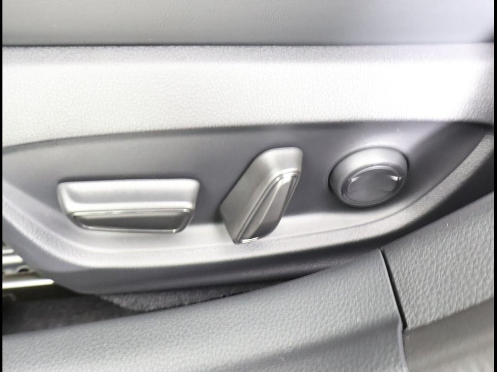2026 Toyota Prius Plug-in Hybrid XSE - Photo 8