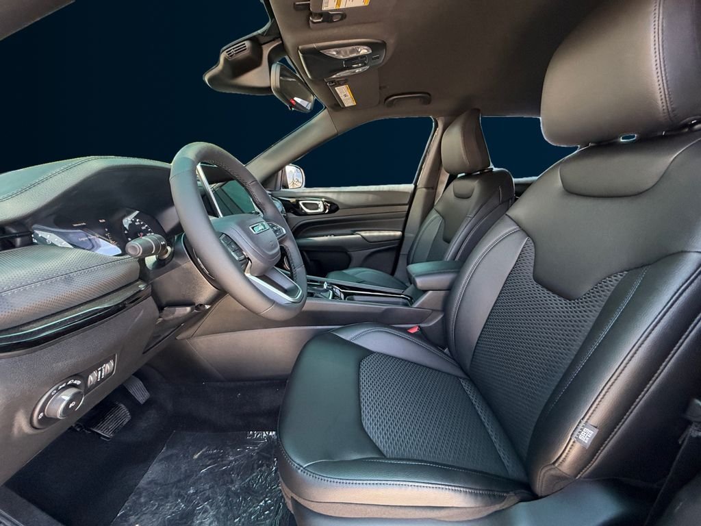 New 2026 Fathom Blue Pearl-Coat Exterior Paint Jeep Latitude image 10