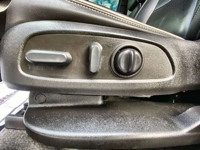 Used 2022 IRIDESCENT PEARL TRICOAT Chevrolet Premier image 12