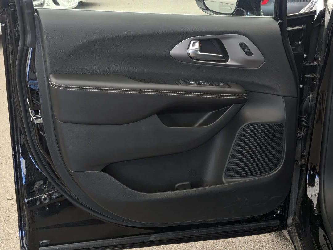 New 2027 Black Chrysler Select - - FWD - Stow n Go Seating - Adaptive Cruise - Blind-Spot - Apple CarPlay & More! image 12