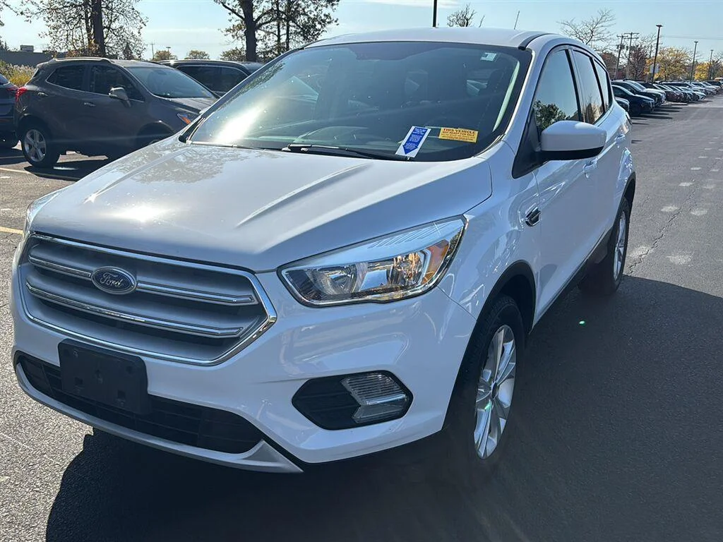 Used 2019 Oxford White Ford SE image 3