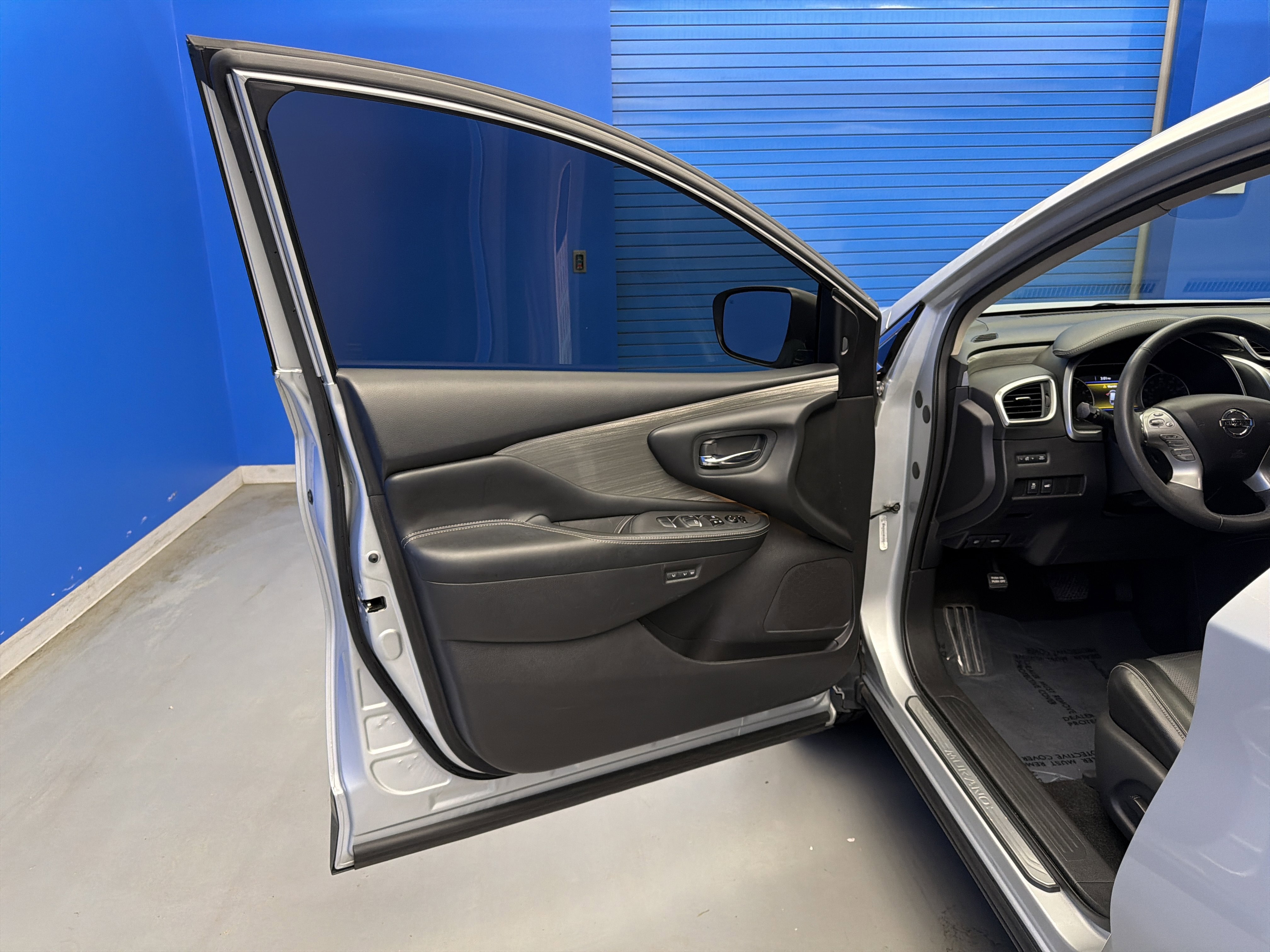 Used 2017 Brilliant Silver Metallic Nissan SL image 10