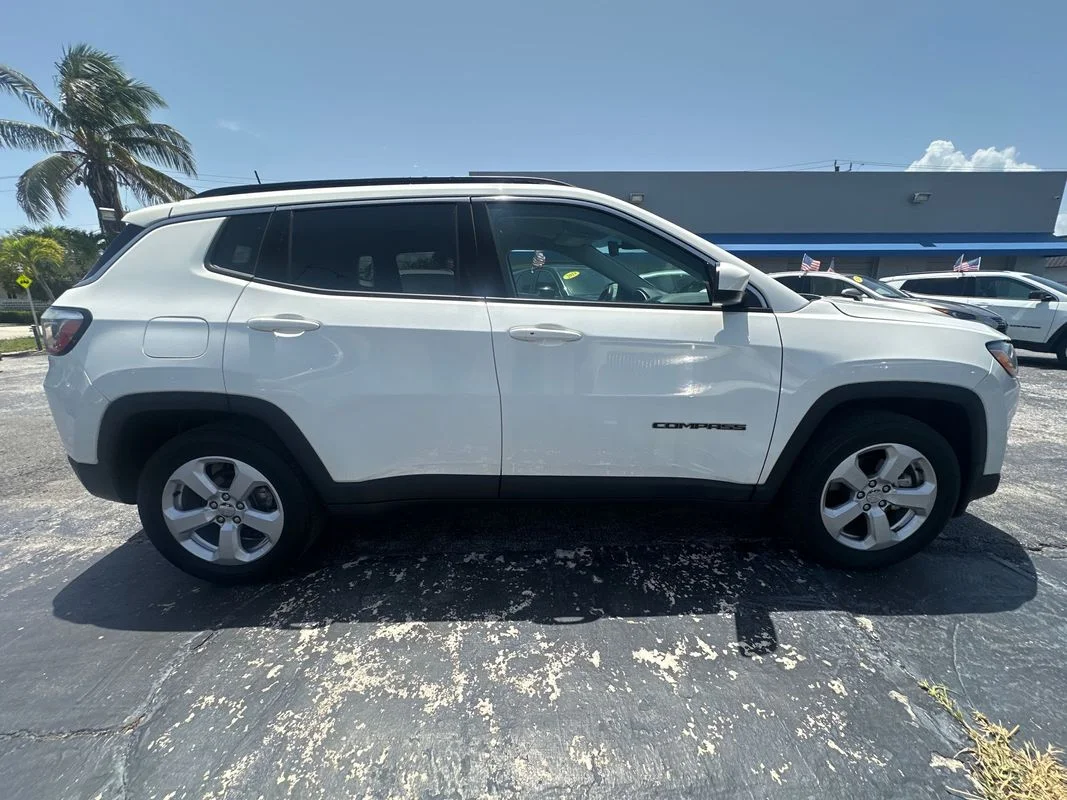 Used 2019  Jeep Latitude FWD image 7