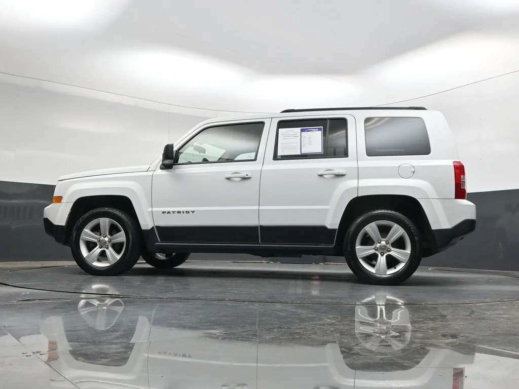 Used 2015 Bright White Clearcoat Jeep Latitude image 34