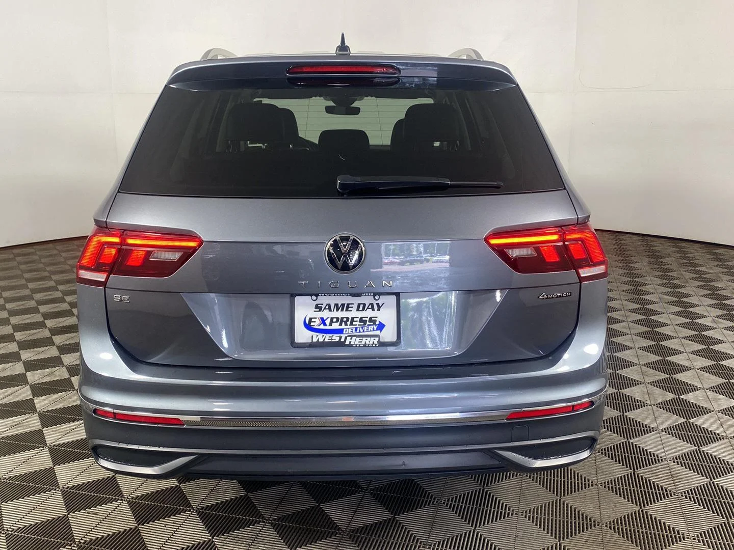Used 2023 Platinum Gray Metallic Volkswagen SE image 22