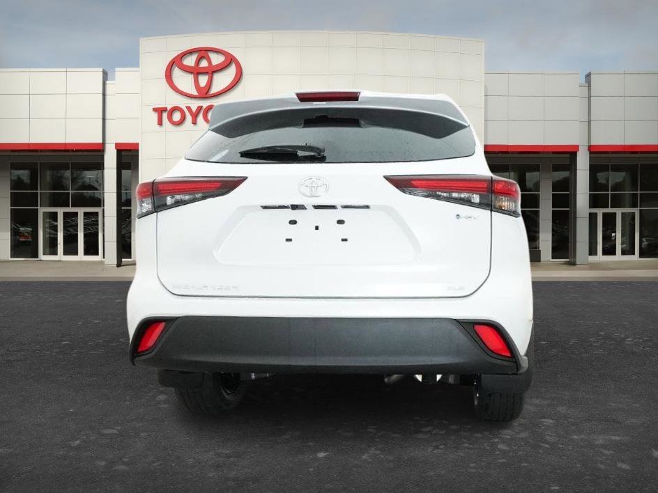 New 2026 Wind Chill Pearl Toyota Hybrid XLE image 19