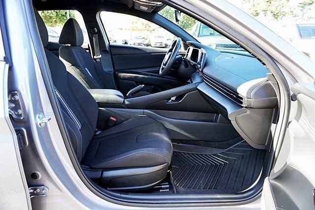 Used 2025 Gray Hyundai SEL Sport image 10