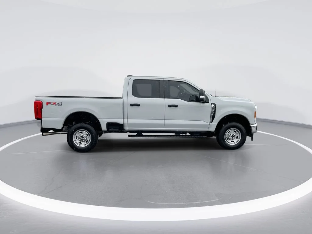 Used 2025 White Ford XL image 9