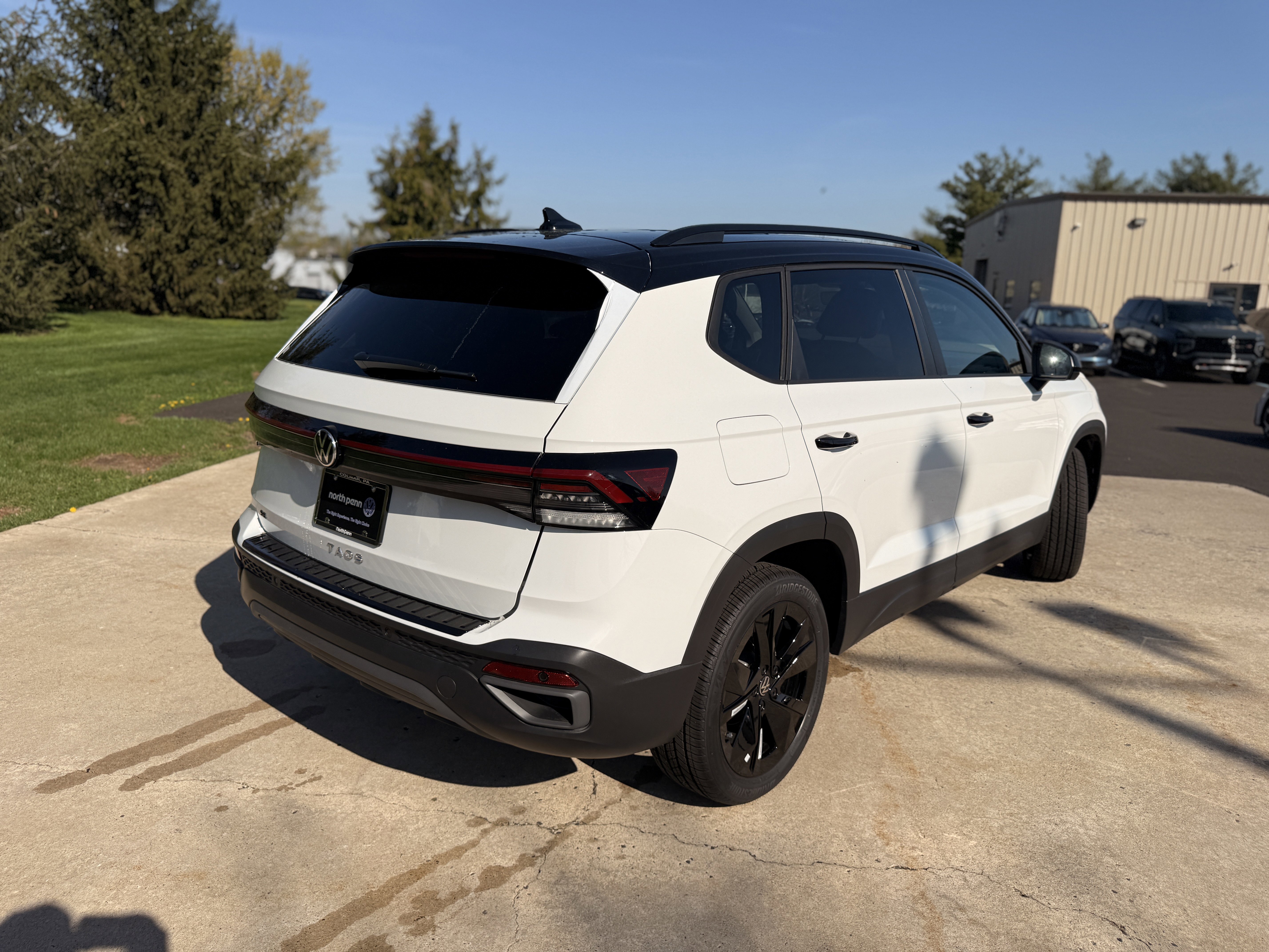 New 2026 Pure White w/Deep Black Roof Volkswagen SE Black image 14