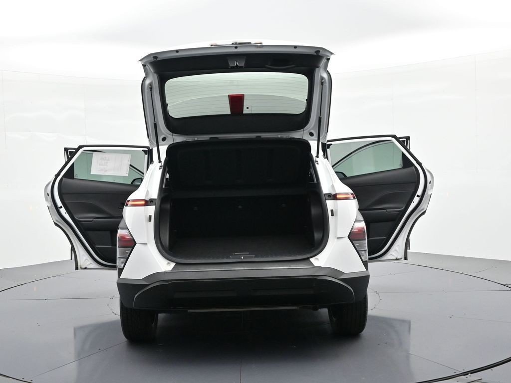 Used 2025 White Hyundai SEL AWD image 27