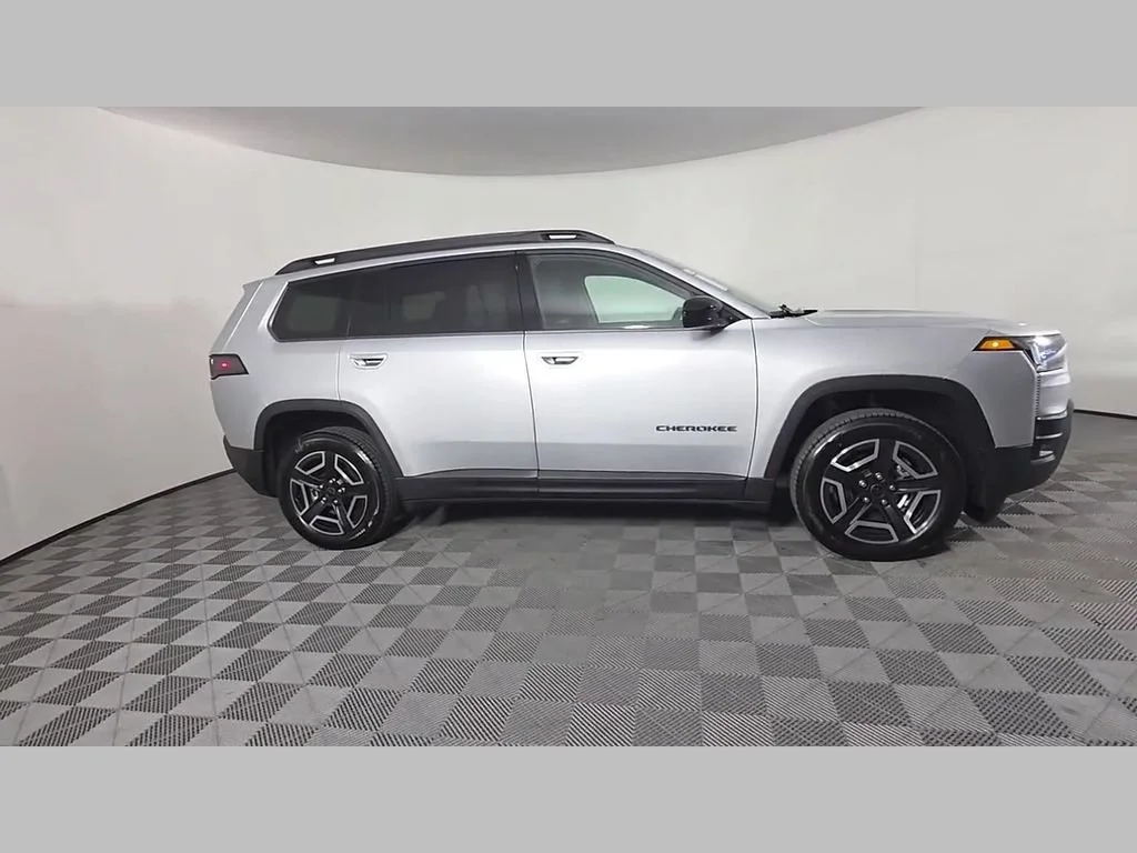 New 2026 Silver Zynith Clear-Coat Exterior Paint Jeep Laredo image 21