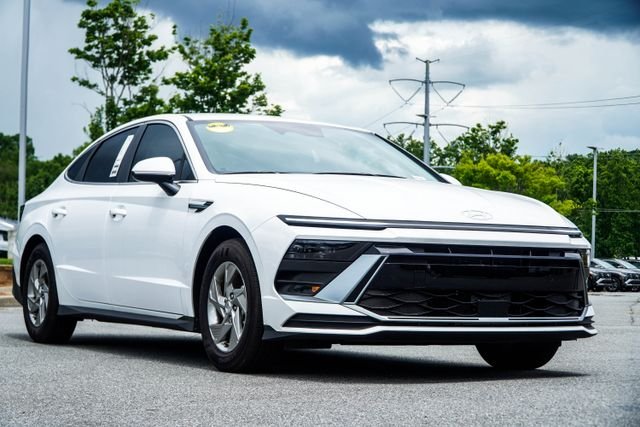 Certified Used 2025 White Hyundai SE image 4