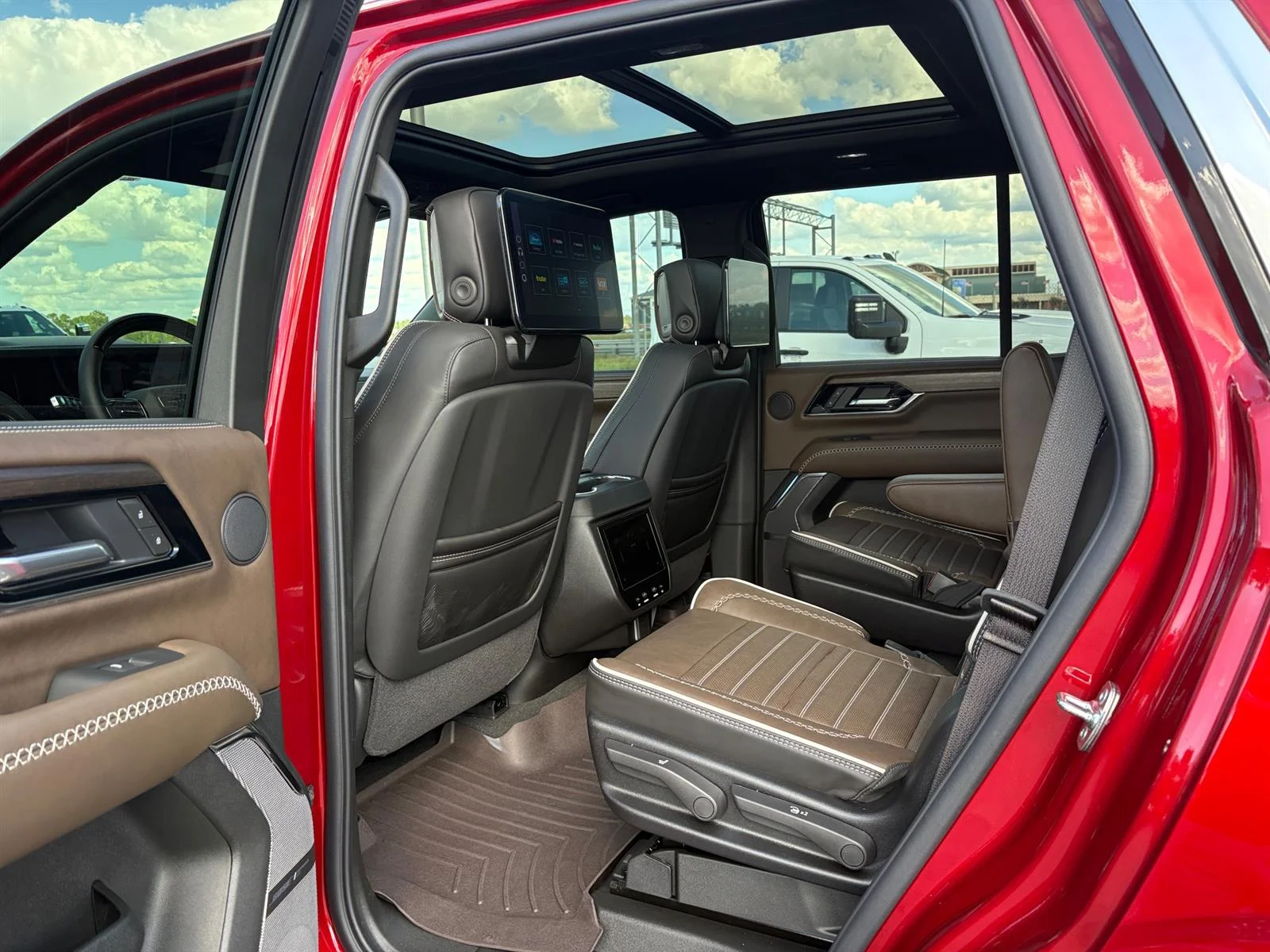 2026 GMC Yukon Denali Ultimate - Photo 33