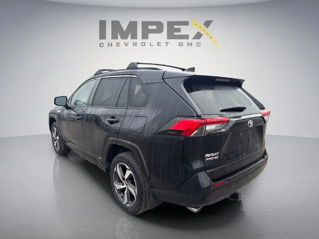 Used 2021  Toyota SE image 3